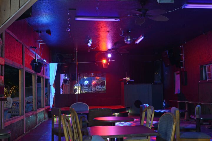 Lounge 44 of 51