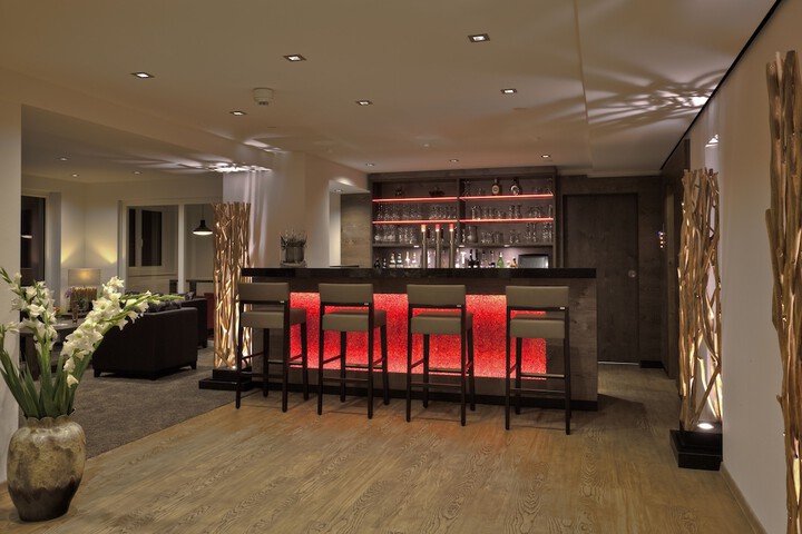 Lounge 30 of 48