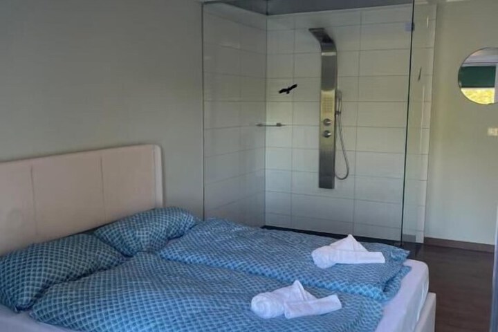 Room 4 of 20