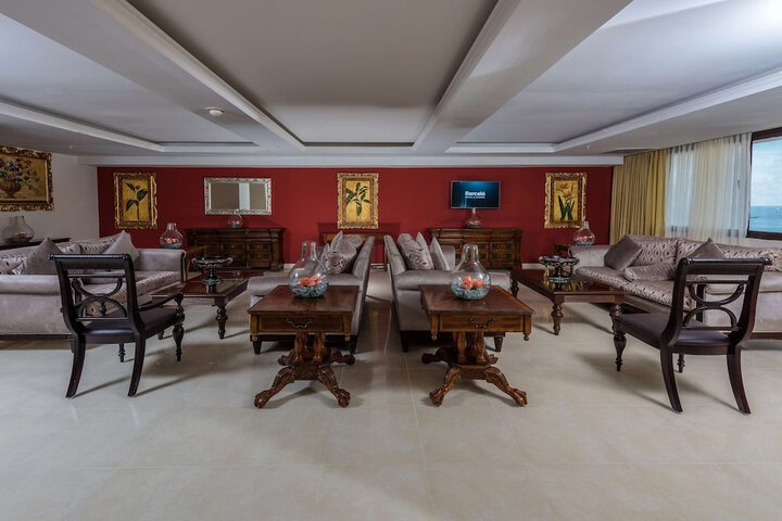 Lounge 78 of 107