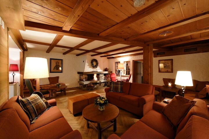 Lounge 32 of 42