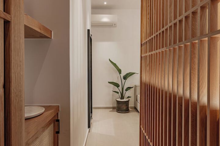 Room 32 of 77