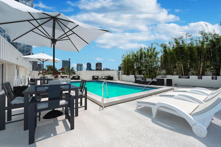 Indoor/outdoor pool
