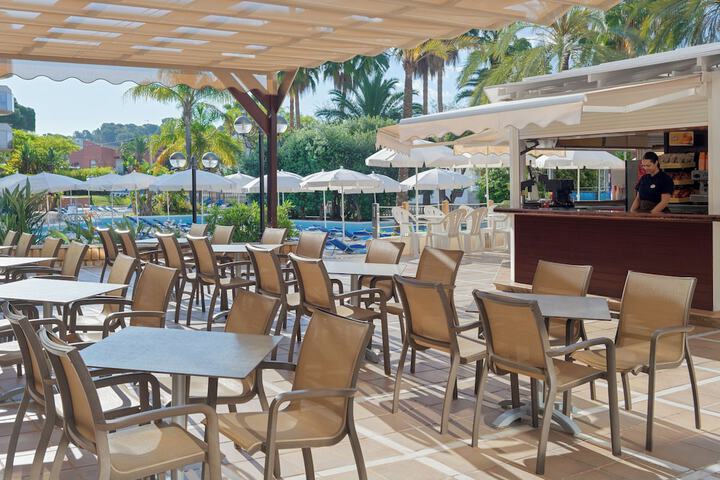Swim-up bar