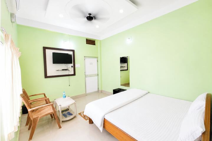 Room 10 of 16