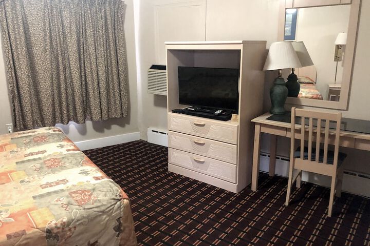Premium Room 1 King Bed Jetted Tub (11 of 22)