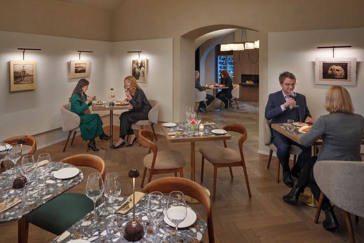 Dining 30 of 40