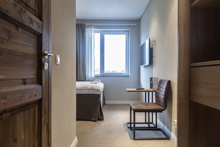 Room 18 of 104