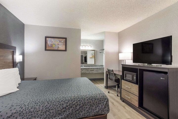 1 Queen Bed (1 of 13)
