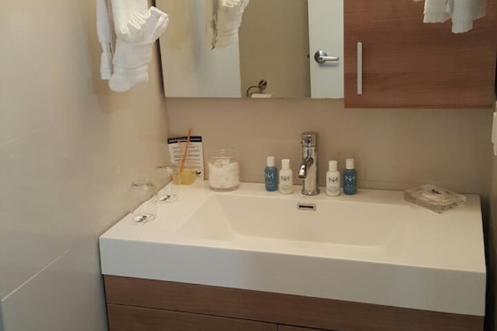 Bathroom sink
