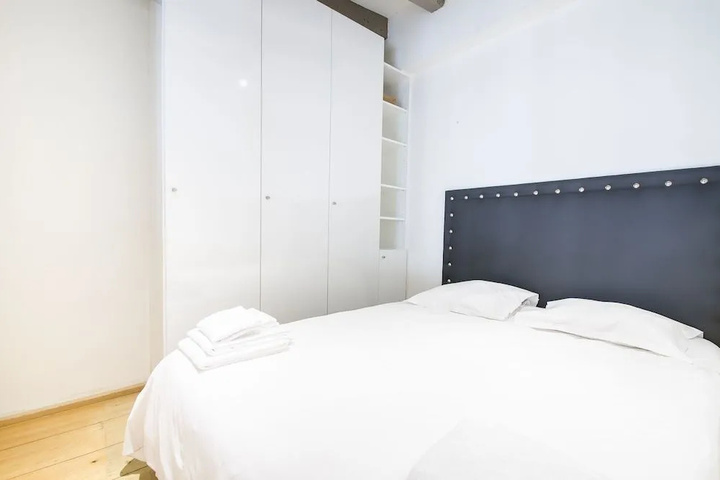 Room 5 of 12