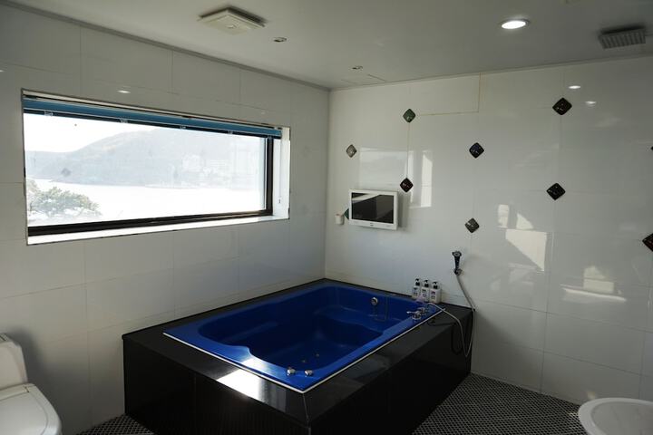 Hot Tub 34 of 54