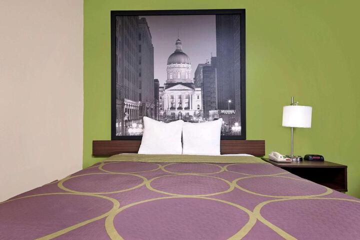 1 Queen Bed (12 of 18)