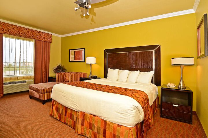 1 King Bed (9 of 10)