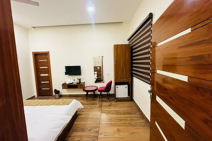 Room 3 of 12