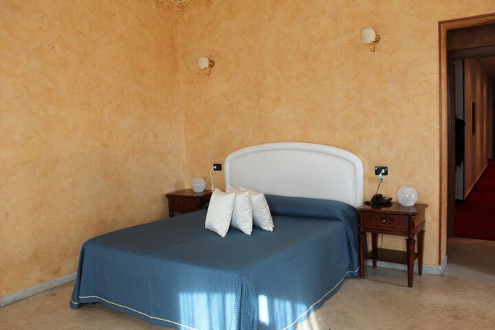 Room 17 of 90