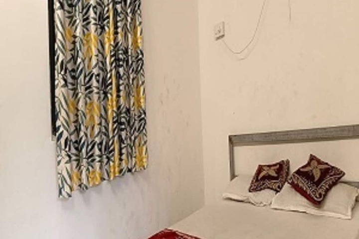 Room 3 of 28