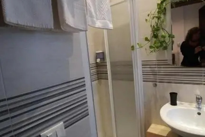 Room 6 of 11