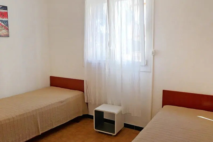 Room 4 of 9