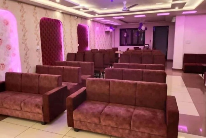 Ballroom/Hall 17 of 18