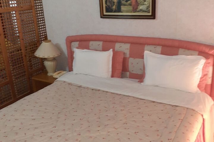Room 5 of 16