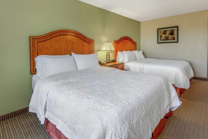 2 Queen Beds Mobility Hearing Accessible Tub (8 of 9)