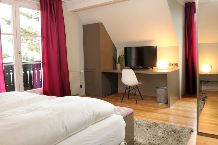 Room 9 of 33