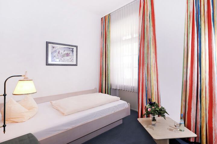 Room 13 of 76
