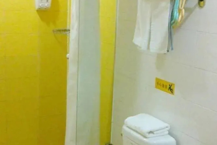 Room 9 of 12