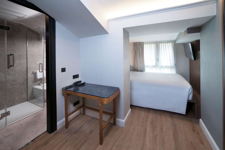 Room 34 of 175