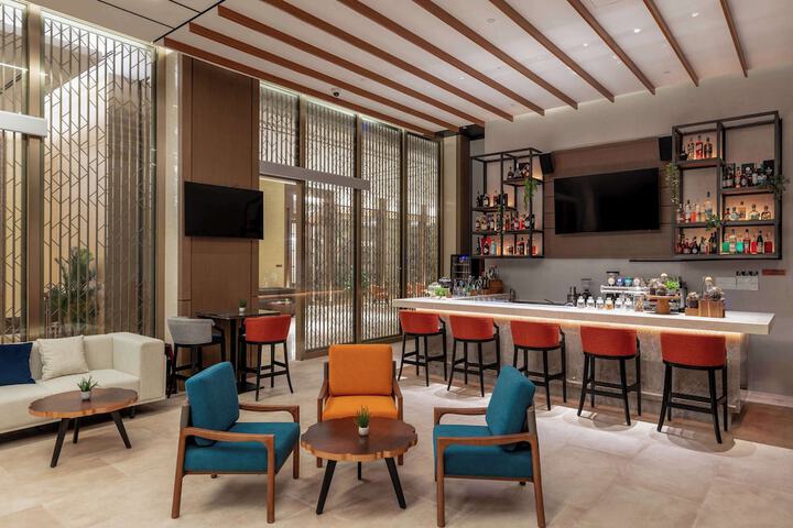 Lounge 52 of 66