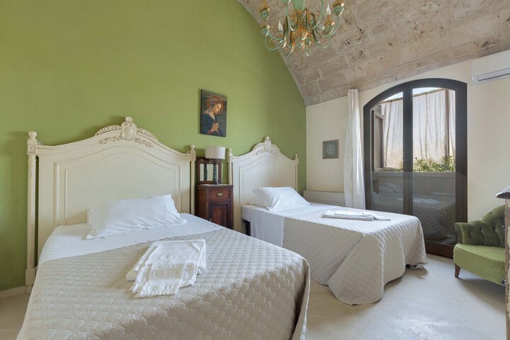 Room 4 of 63