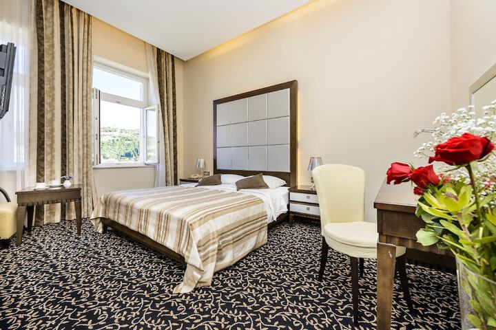 Room 15 of 152