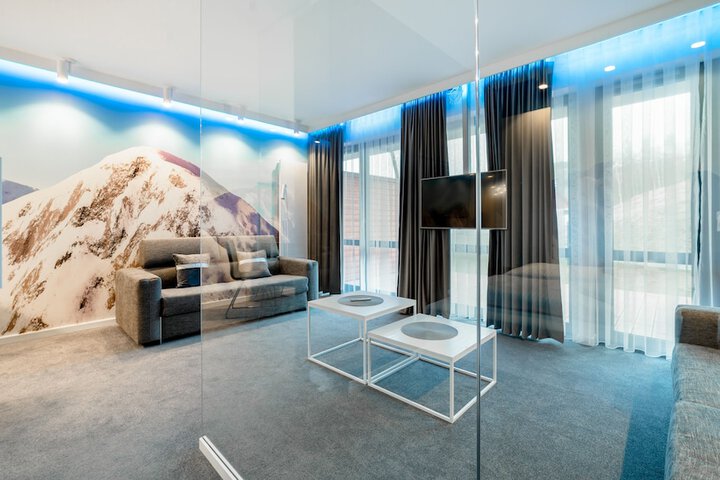 Room 93 of 375