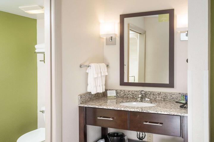 1 Queen Bed Accessible (7 of 13)