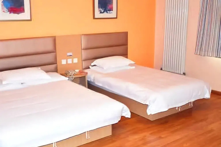 Room 4 of 8