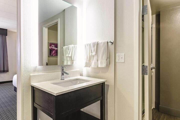 1 Queen Bed Mobility Hearing Impaired Accessible Room (16 of 17)
