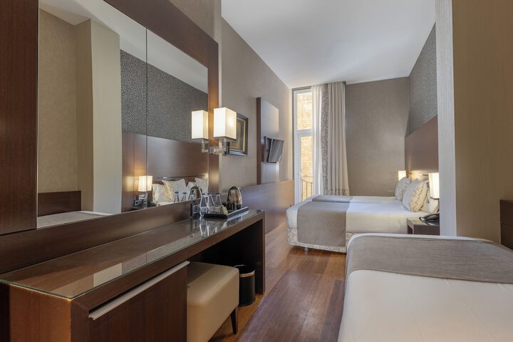Room 8 of 94