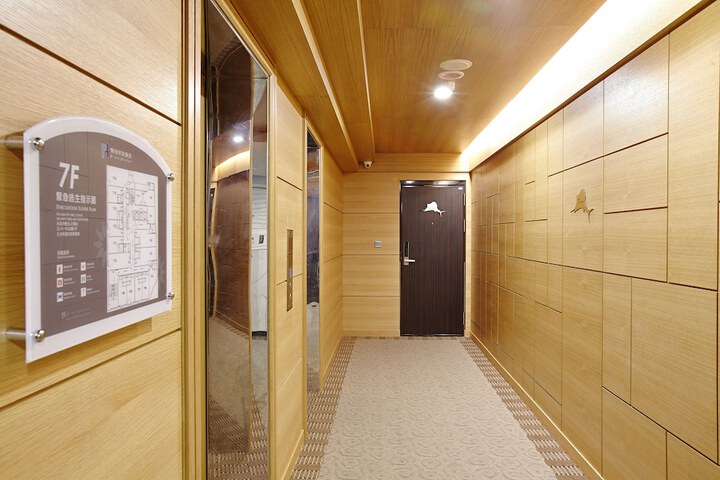 Ballroom/Hall 35 of 38