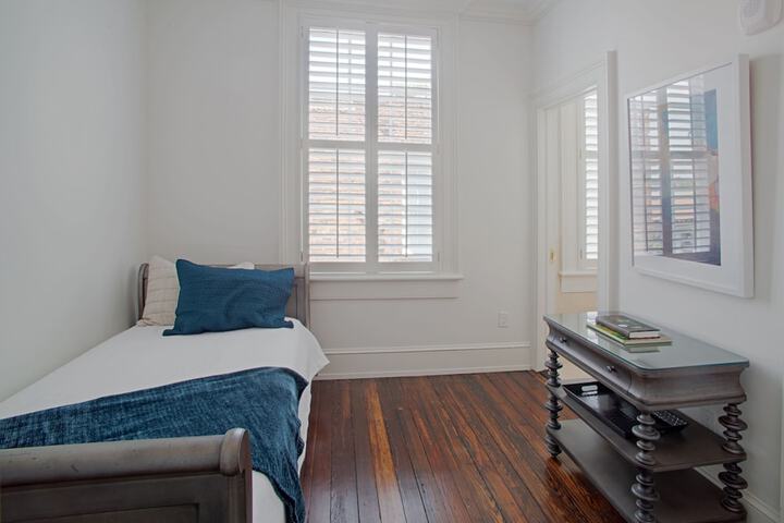 Room 2 of 81