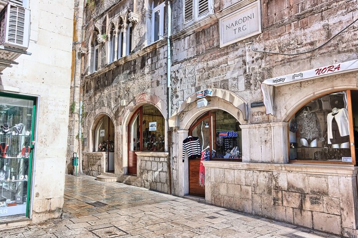 SPLIT URBAN ROOMS II