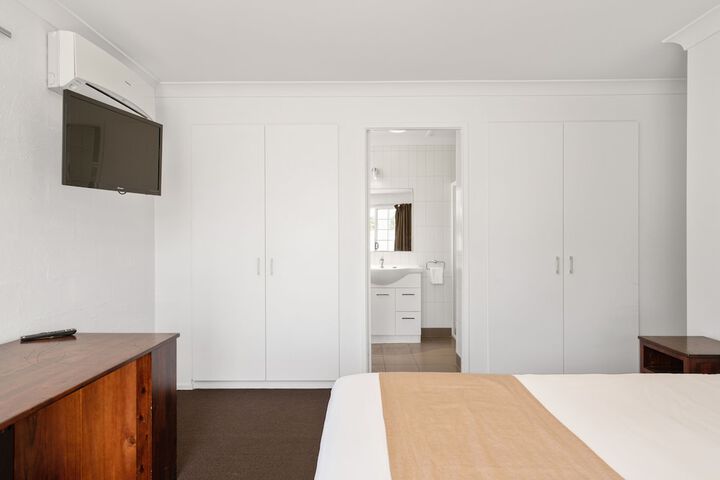 Room 28 of 87
