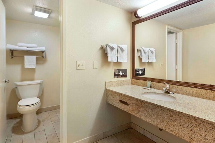 2 Queen Beds Microwave and Refrigerator WiFi Full Breakfast (2 of 10)