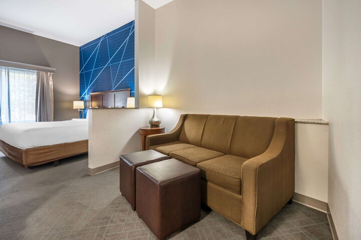 2 Queen Beds Suite (5 of 16)