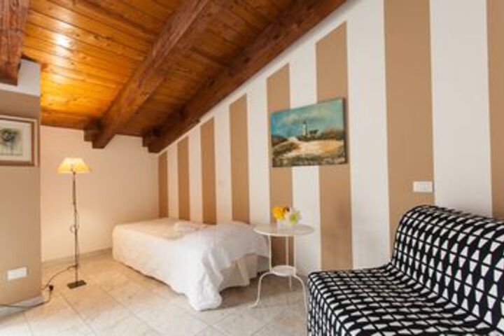 Room 5 of 11