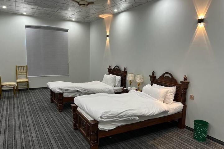 Room 4 of 16