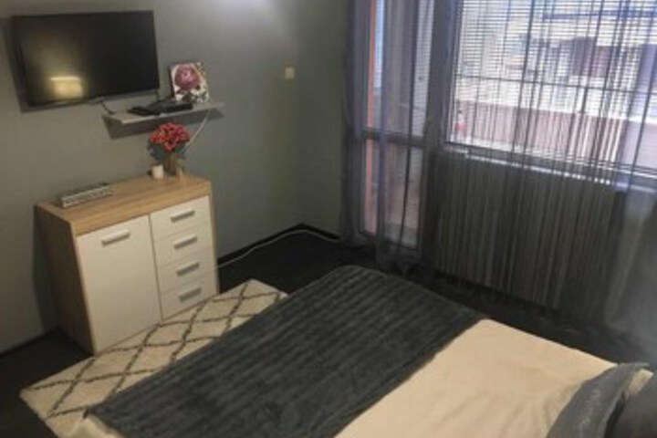 Room 8 of 11