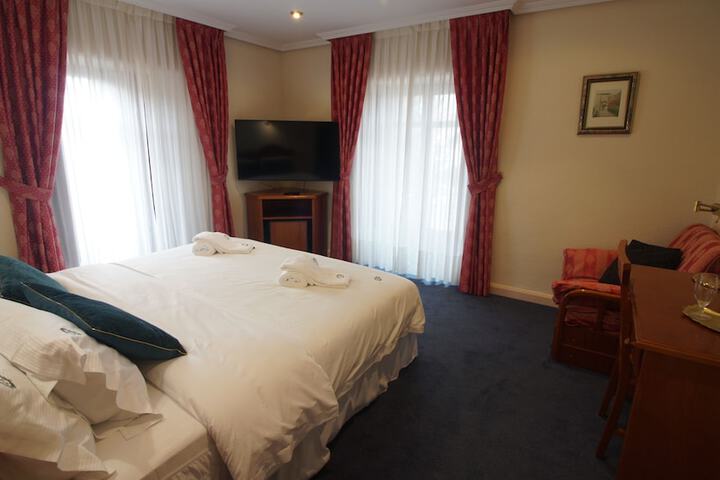 Room 5 of 14