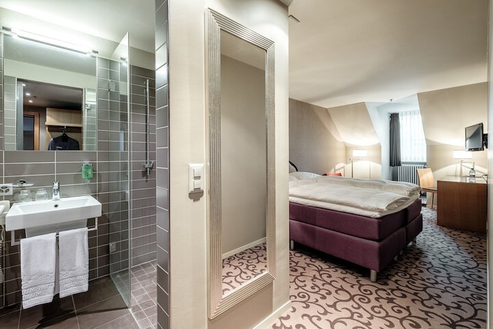 Room 8 of 45