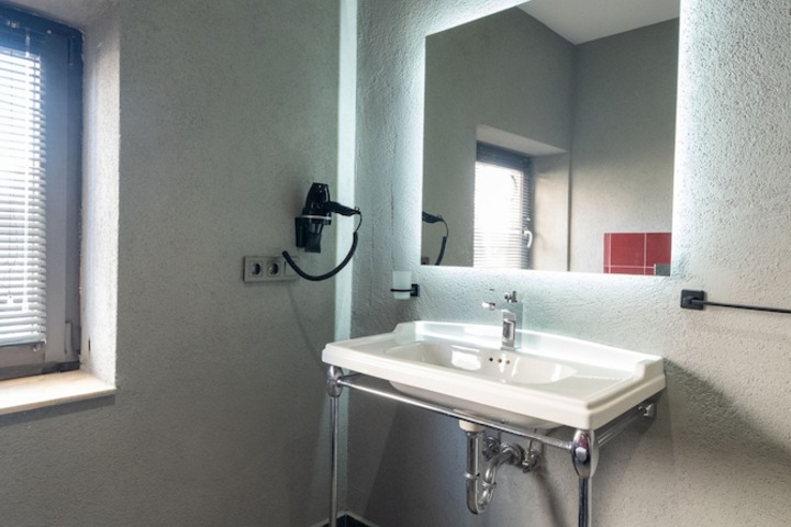 Room 32 of 49